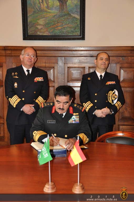 Antes de iniciar el recorrido por las instalaciones, el almirante Abdullah firmó en el Libro de Honor